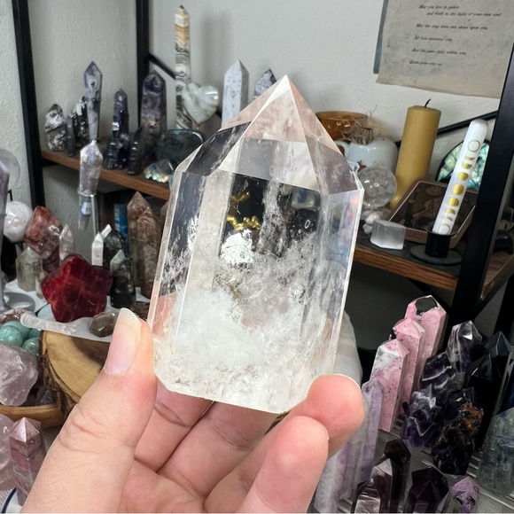 Clear quartz tower (3” tall) - Picture 4 of 17